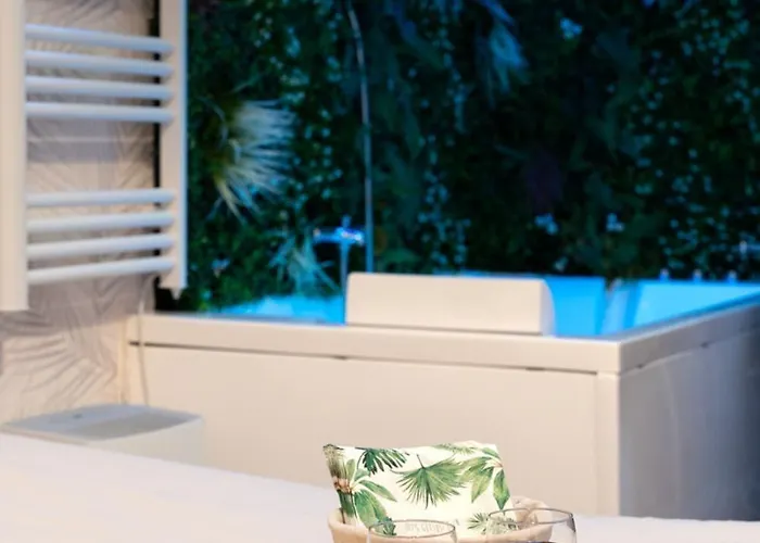 Cozy Jacuzzi Chartrons Apartman *