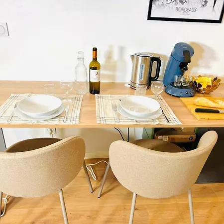 Cozy Jacuzzi Chartrons 公寓