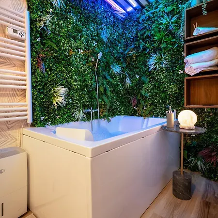 Cozy Jacuzzi Chartrons