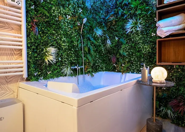 Cozy Jacuzzi Chartrons